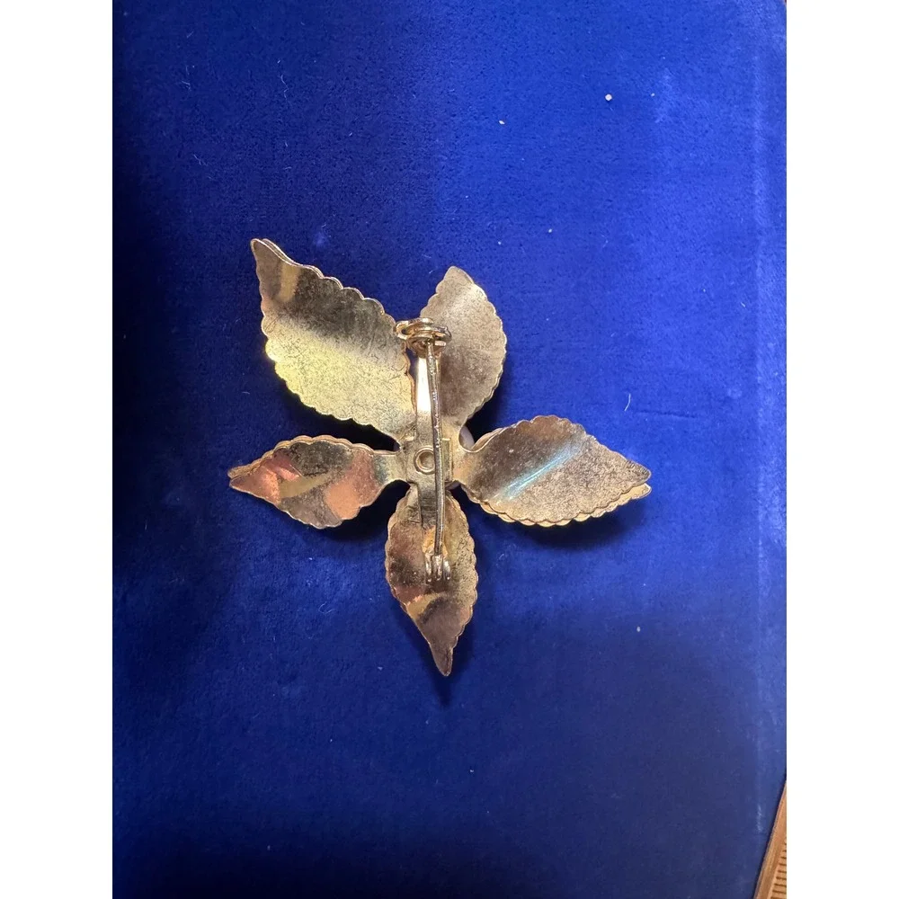 Vintage Gold Tone Textured Flower Brooch Faux Pearl Center Scalloped Petals 2